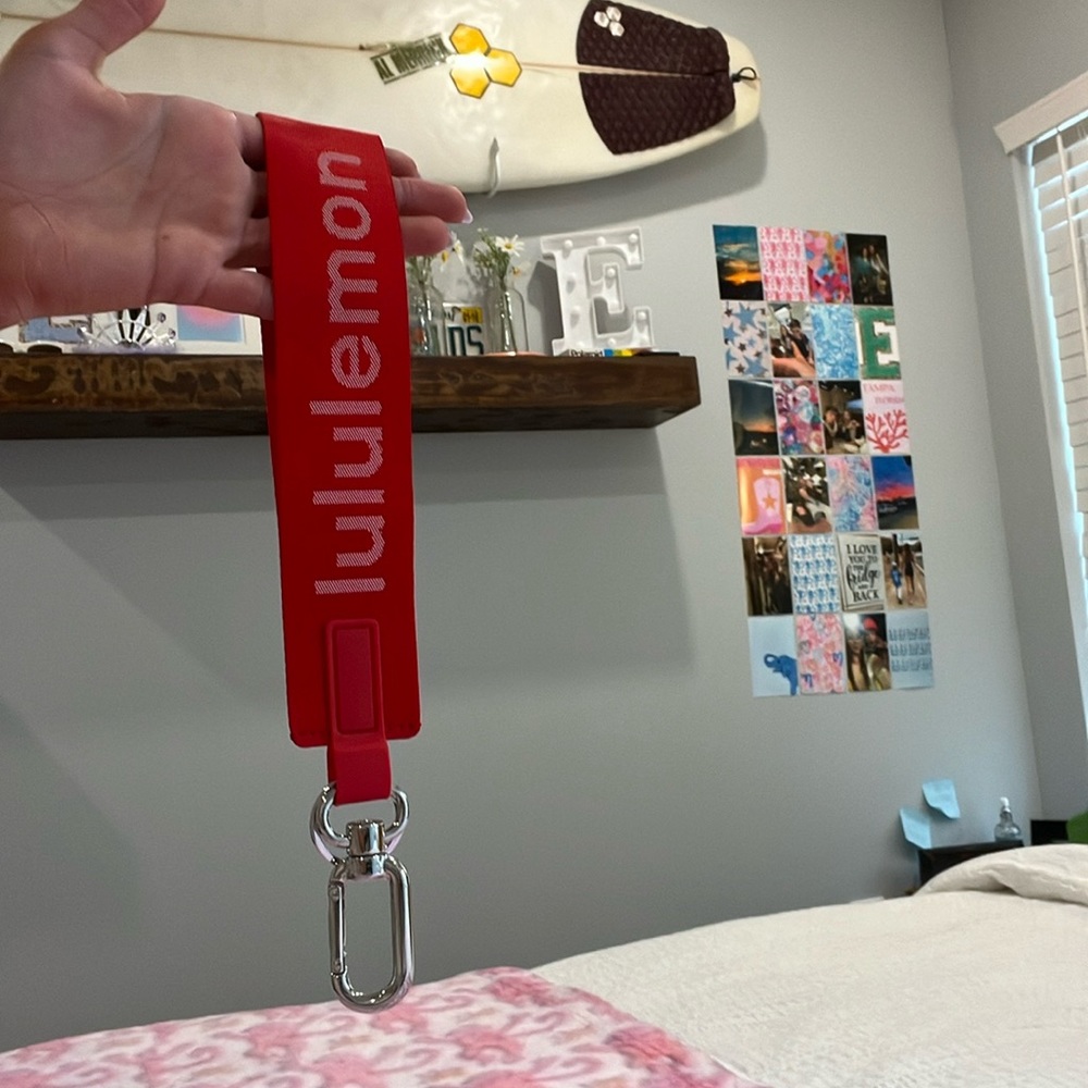 Lulu Red Lululemon Never Lost Keychain! Perfect condition! Red never lost - Picture 4 of 5